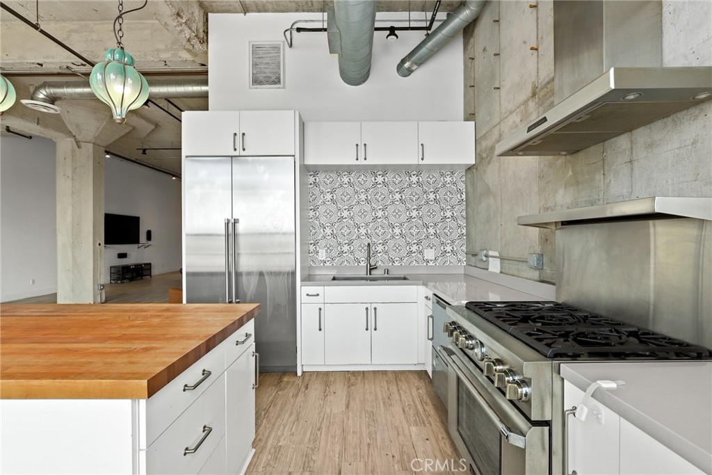 115 West 4th Street, Unit 203 Long Beach, CA 90802 - Photo 29 of 32 a kitchen with cabinets and appliances