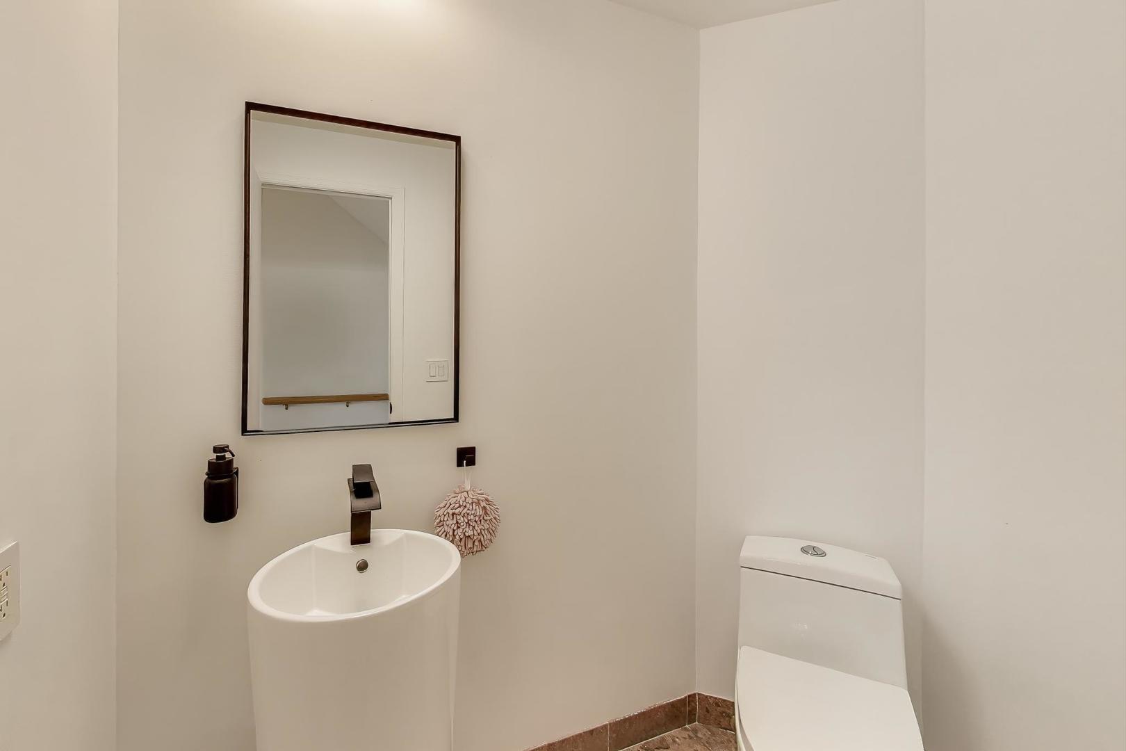 300 Boardwalk Place Park Ridge, IL 60068 - Photo 13 of 52 a bathroom with a toilet a sink and mirror
