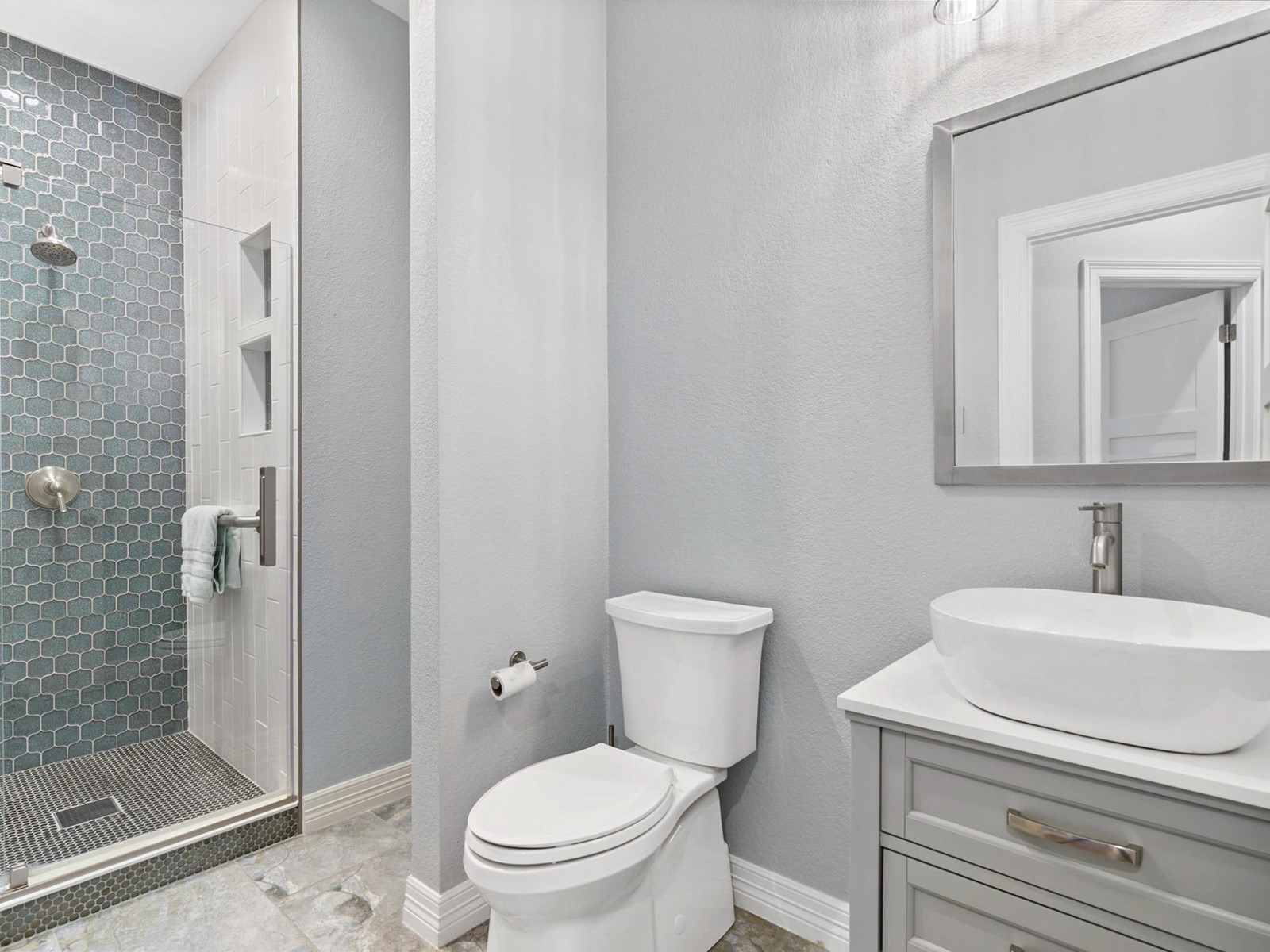 1005 Overlook Bend Leander, TX 78641 - Photo 14 of 25 Downstairs - Shared Bathroom