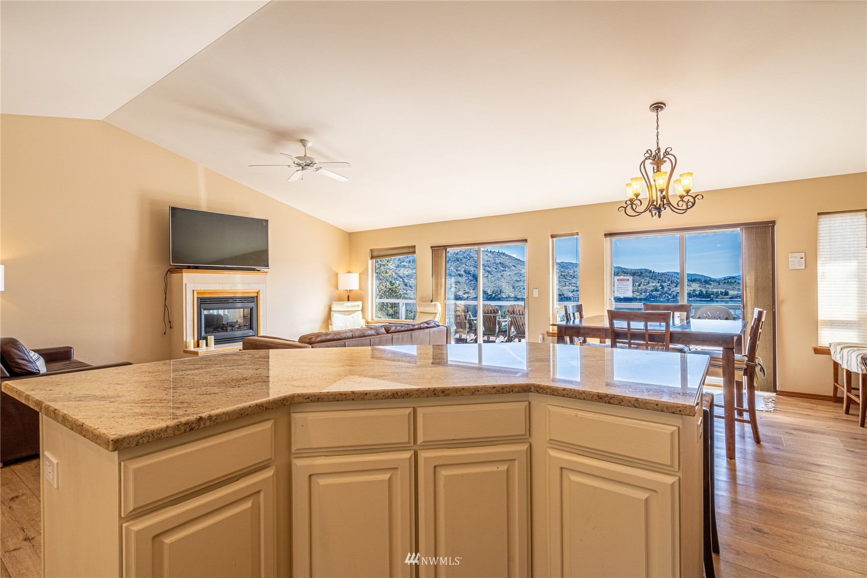 15005 South Lakeshore Road Chelan, WA 98816 - Photo 10 of 34 Gallery Image 10