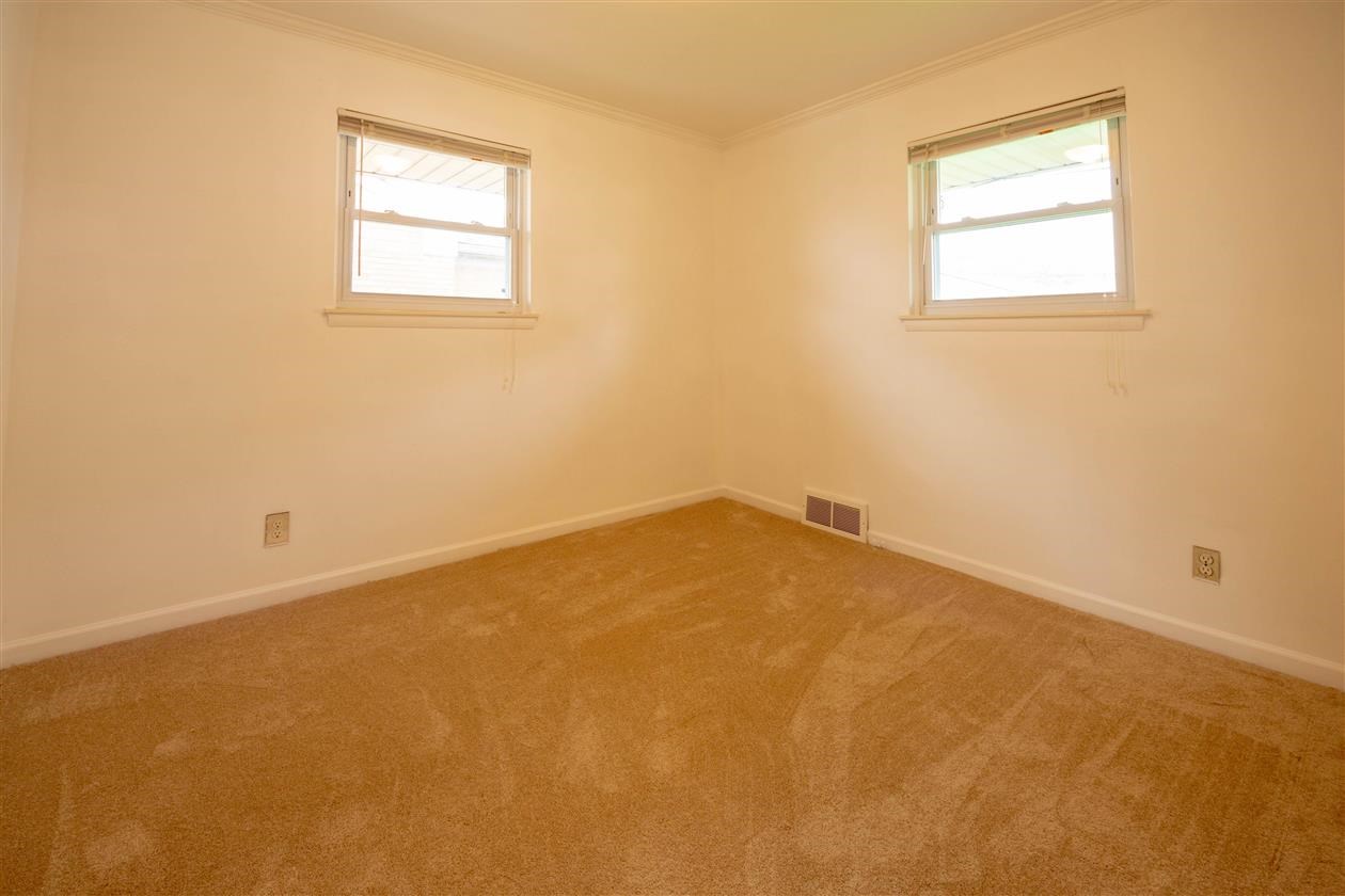 24920 Roxana Avenue Eastpointe, MI 48021 - Photo 7 of 21 31347631-6.JPG