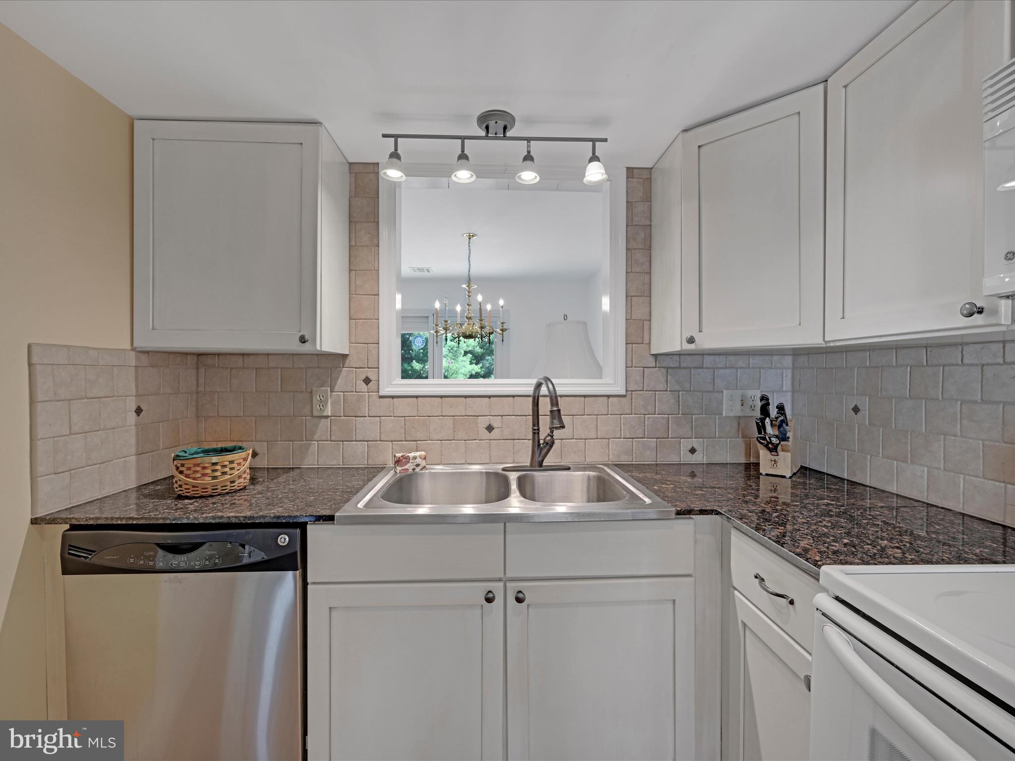 17 Spring Walk Court Lancaster, PA 17601 - Photo 10 of 26 Kitchen