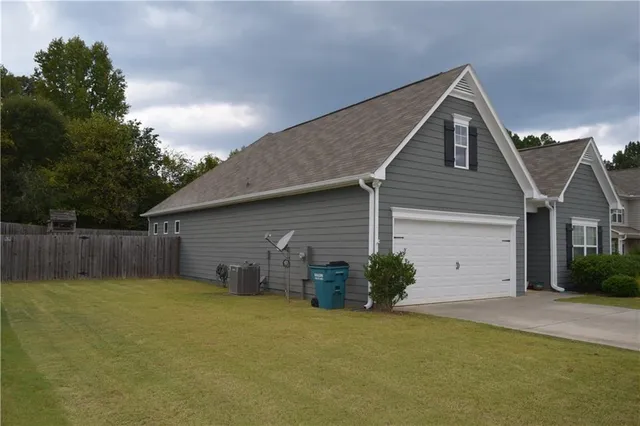 a view of a house with backyard and plants