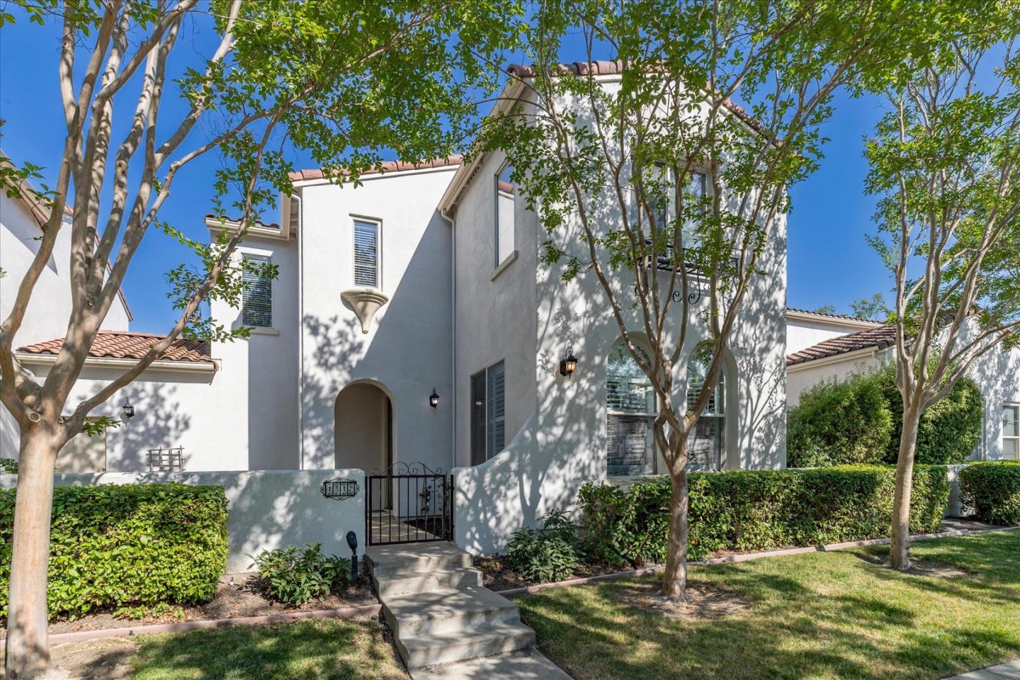 a view of a yard in front of a house