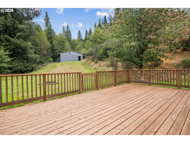 a view of a backyard