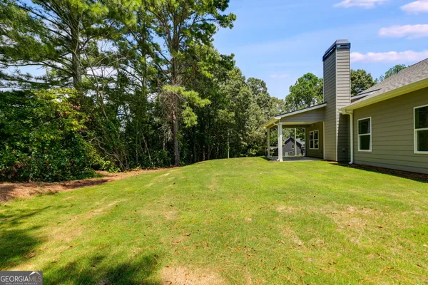 a view of a house with a backyard