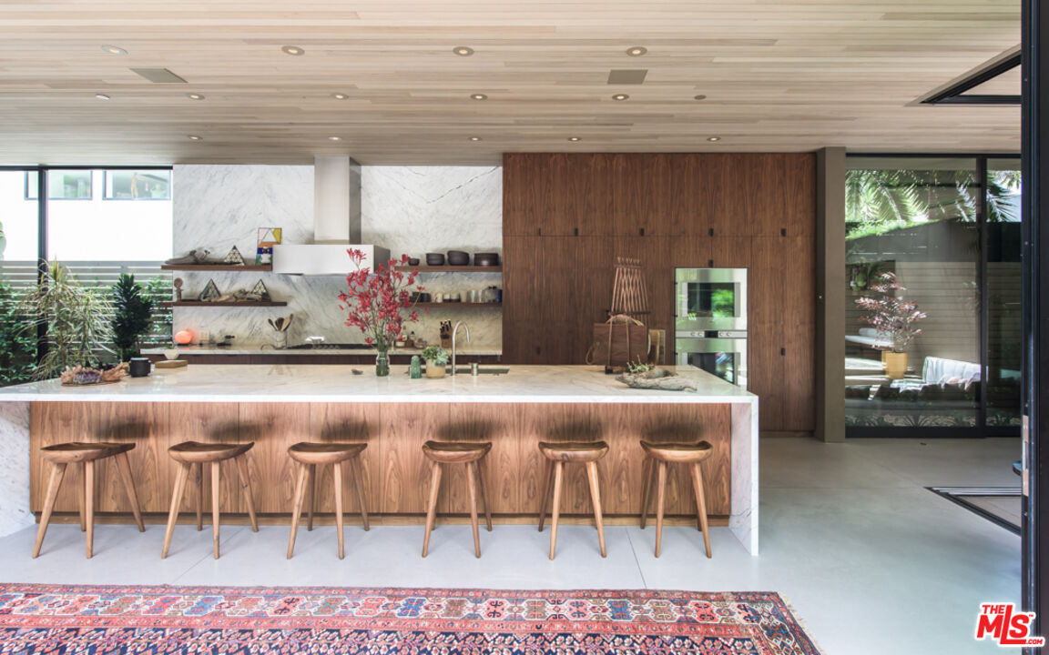 634 Milwood Avenue Venice, CA 90291 - Photo 13 of 40 a dining hall with a stove a table and chairs
