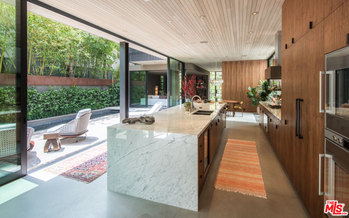 634 Milwood Avenue Venice, CA 90291 - Photo 14 of 40 a lobby with furniture and floor to ceiling window