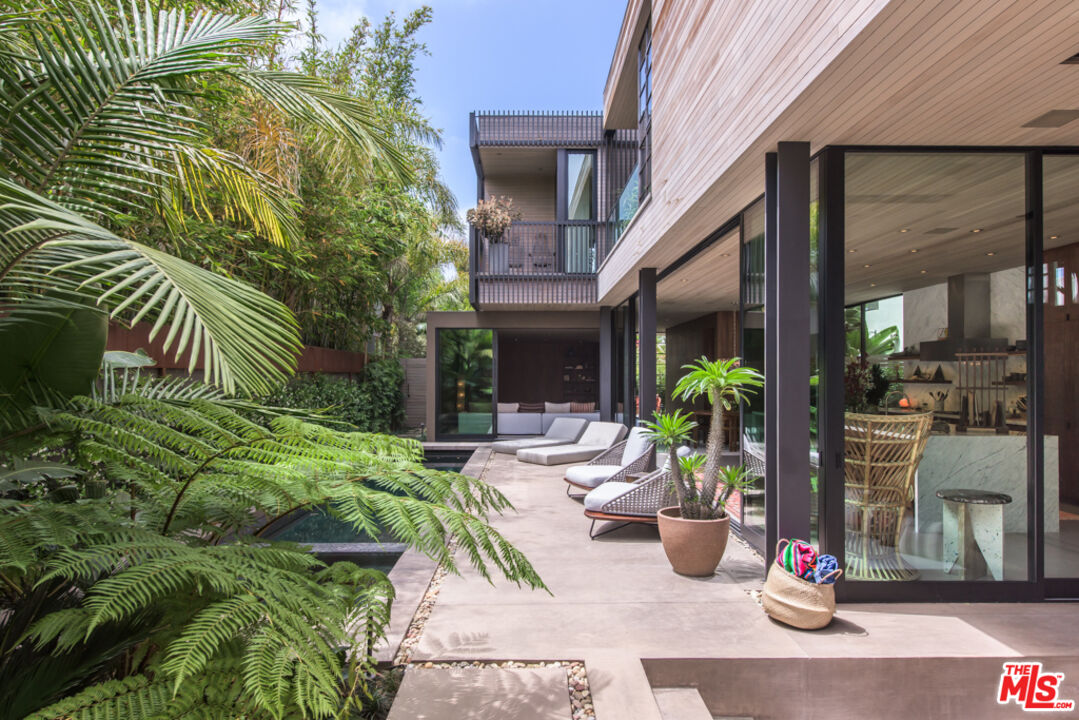 634 Milwood Avenue Venice, CA 90291 - Photo 15 of 40 a view of garden with patio