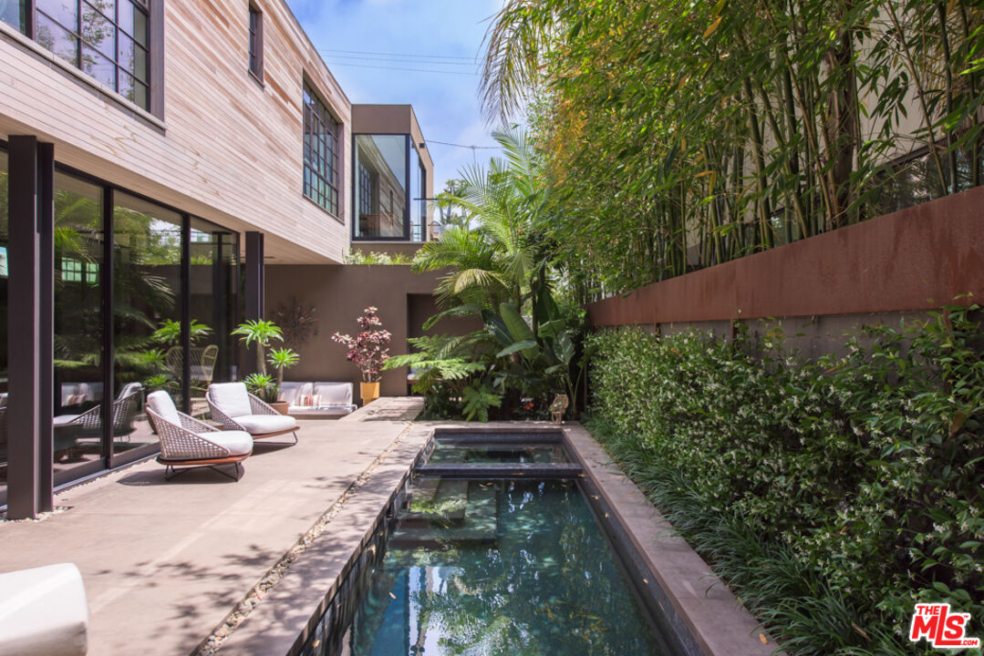 634 Milwood Avenue Venice, CA 90291 - Photo 16 of 40 a view of a chair and tables in the patio of the house