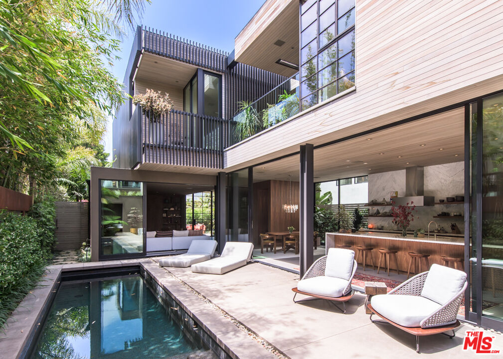 634 Milwood Avenue Venice, CA 90291 - Photo 17 of 40 a view of a patio with a table and chairs and potted plants