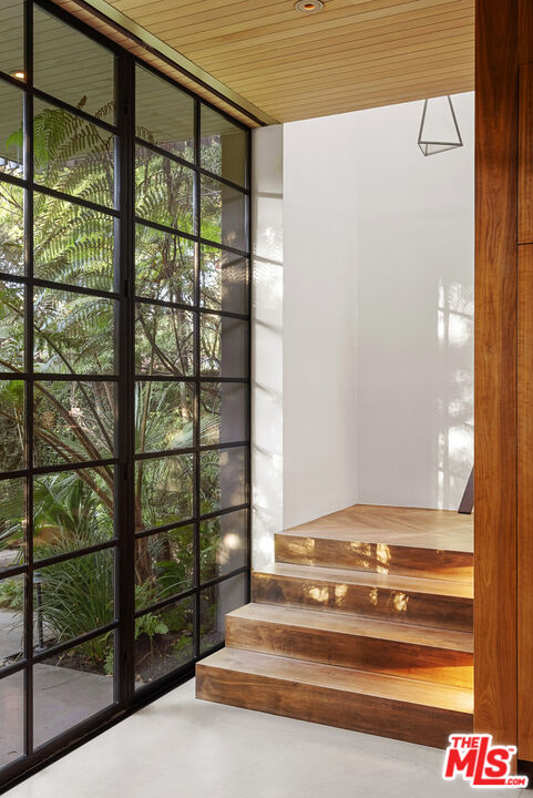 634 Milwood Avenue Venice, CA 90291 - Photo 22 of 40 a view of entry way