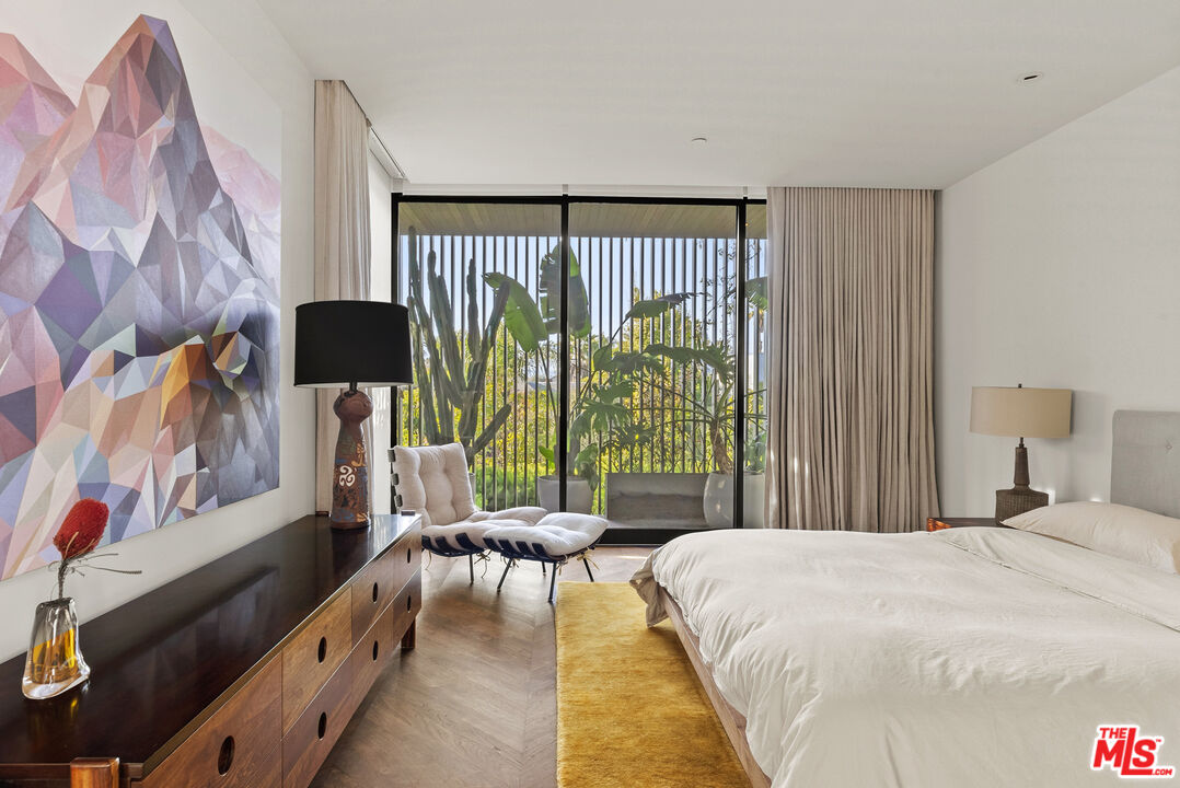 634 Milwood Avenue Venice, CA 90291 - Photo 25 of 40 a bed room with a bed and a window