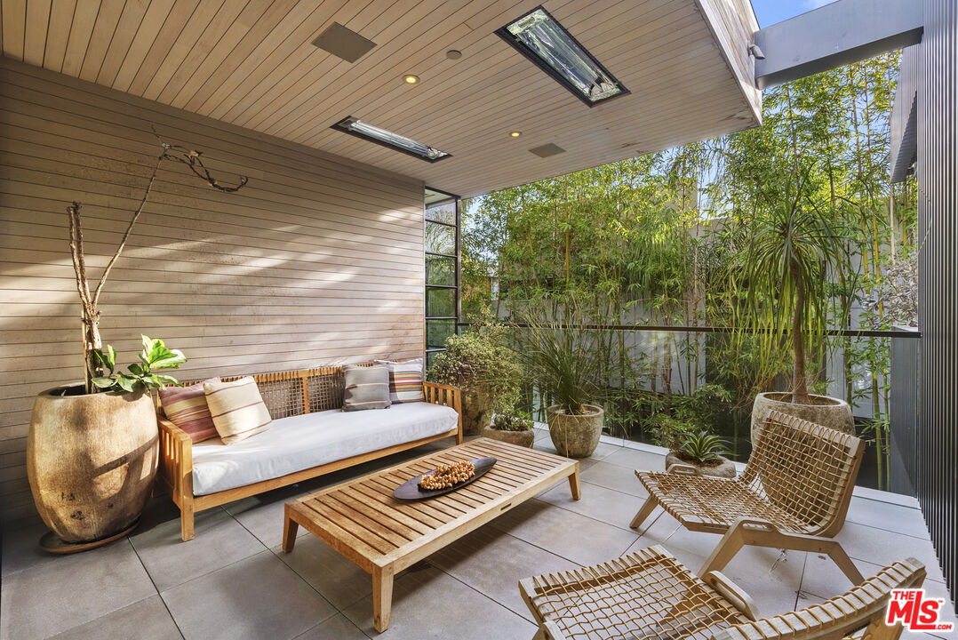 634 Milwood Avenue Venice, CA 90291 - Photo 31 of 40 a outdoor living space with furniture and a potted plant