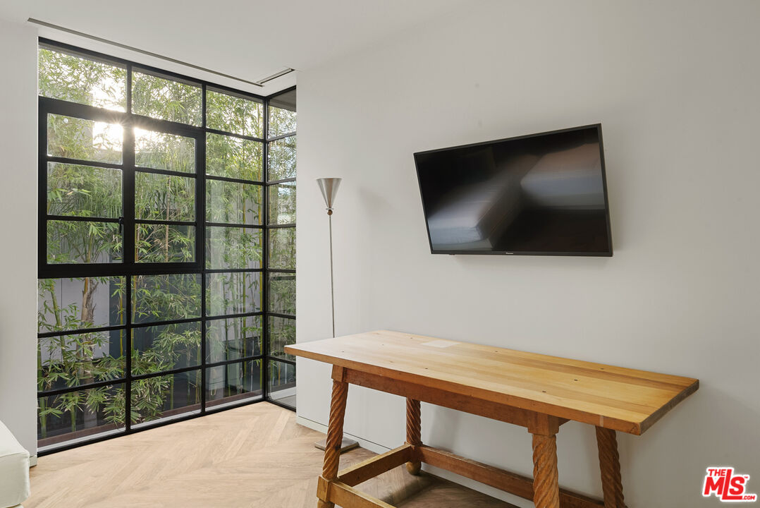 634 Milwood Avenue Venice, CA 90291 - Photo 33 of 40 a living room with a flat screen tv and a window