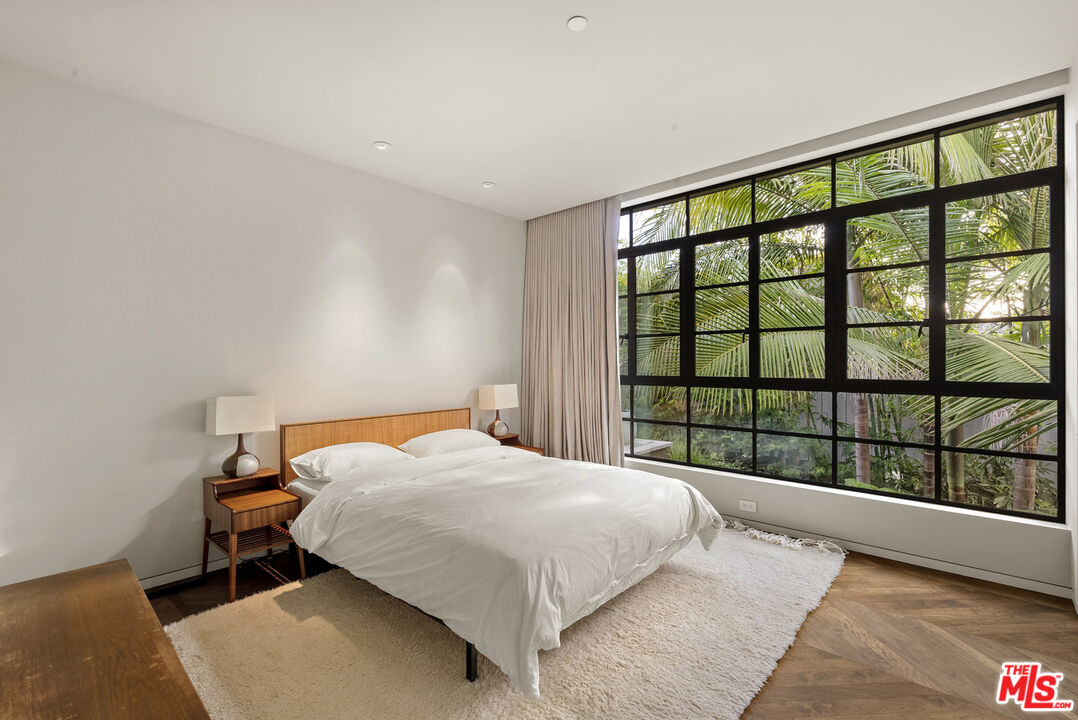 634 Milwood Avenue Venice, CA 90291 - Photo 34 of 40 a bedroom with a large bed and a large window
