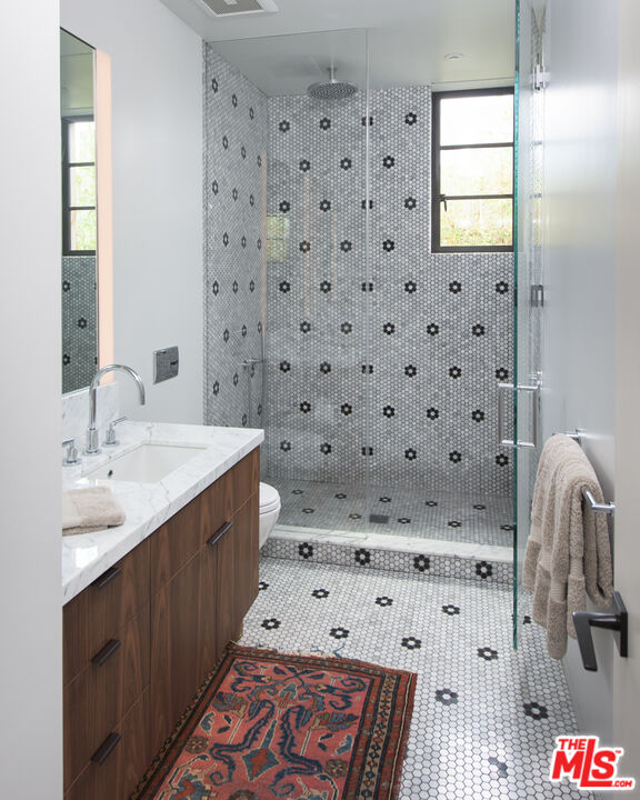 634 Milwood Avenue Venice, CA 90291 - Photo 35 of 40 a bathroom with a sink a mirror and shower