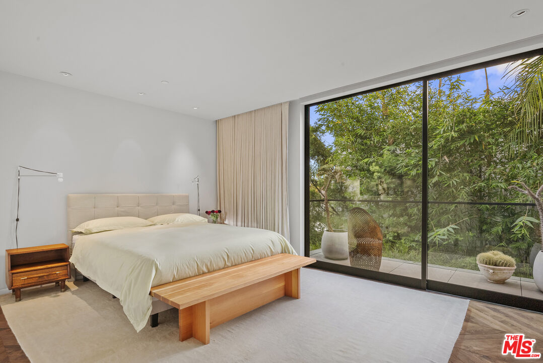 634 Milwood Avenue Venice, CA 90291 - Photo 36 of 40 a bed sitting in a spacious bedroom next to a window