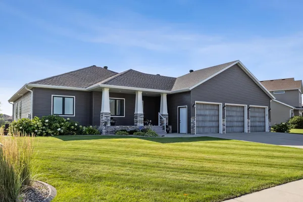 $734,900 | 5932 Autumn Drive South, Fargo, ND 58104