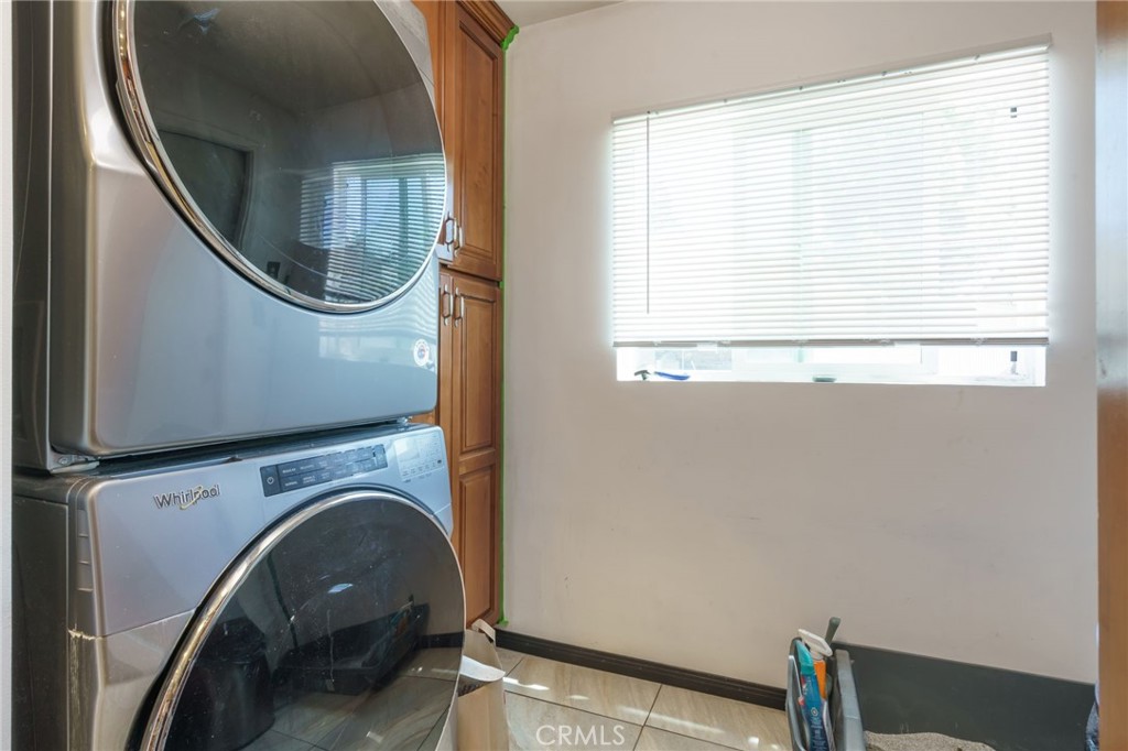 346 West School Street Compton, CA 90220 - Photo 17 of 29 a utility room with dryer and washer