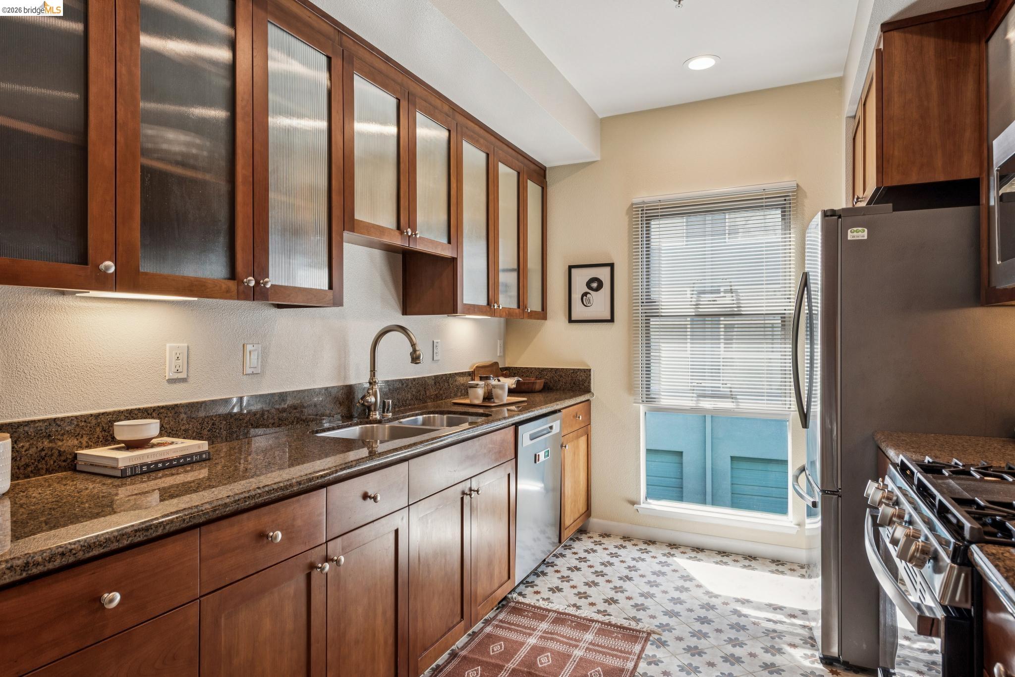 61 Glashaus Loop Emeryville, CA 94608 - Photo 16 of 39 a kitchen with granite countertop a sink stove and refrigerator