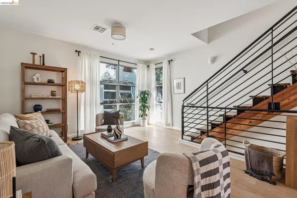 $749,000 | 61 Glashaus Loop, Emeryville, CA 94608