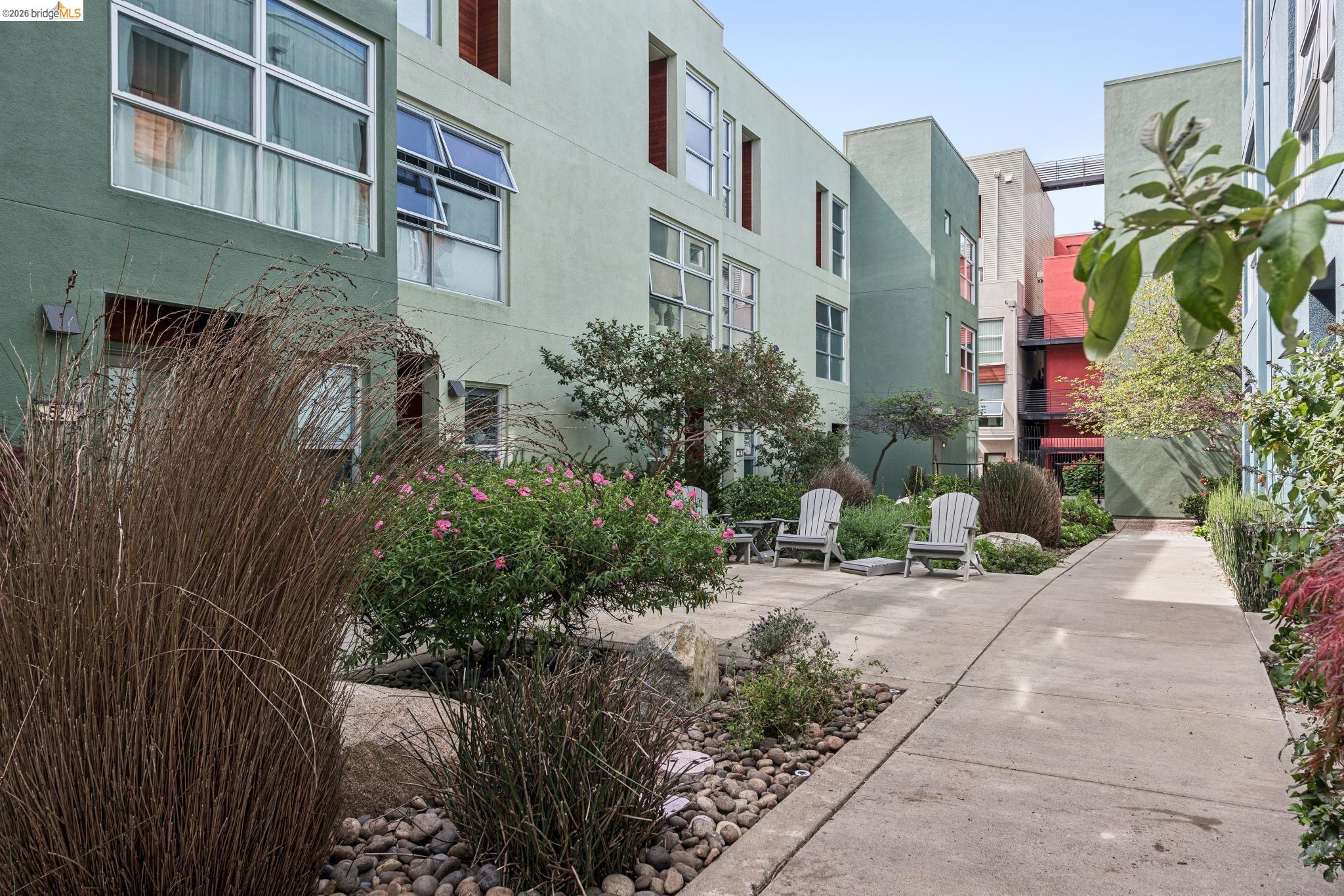 61 Glashaus Loop Emeryville, CA 94608 - Photo 38 of 39 a couple of flower plants in front of building