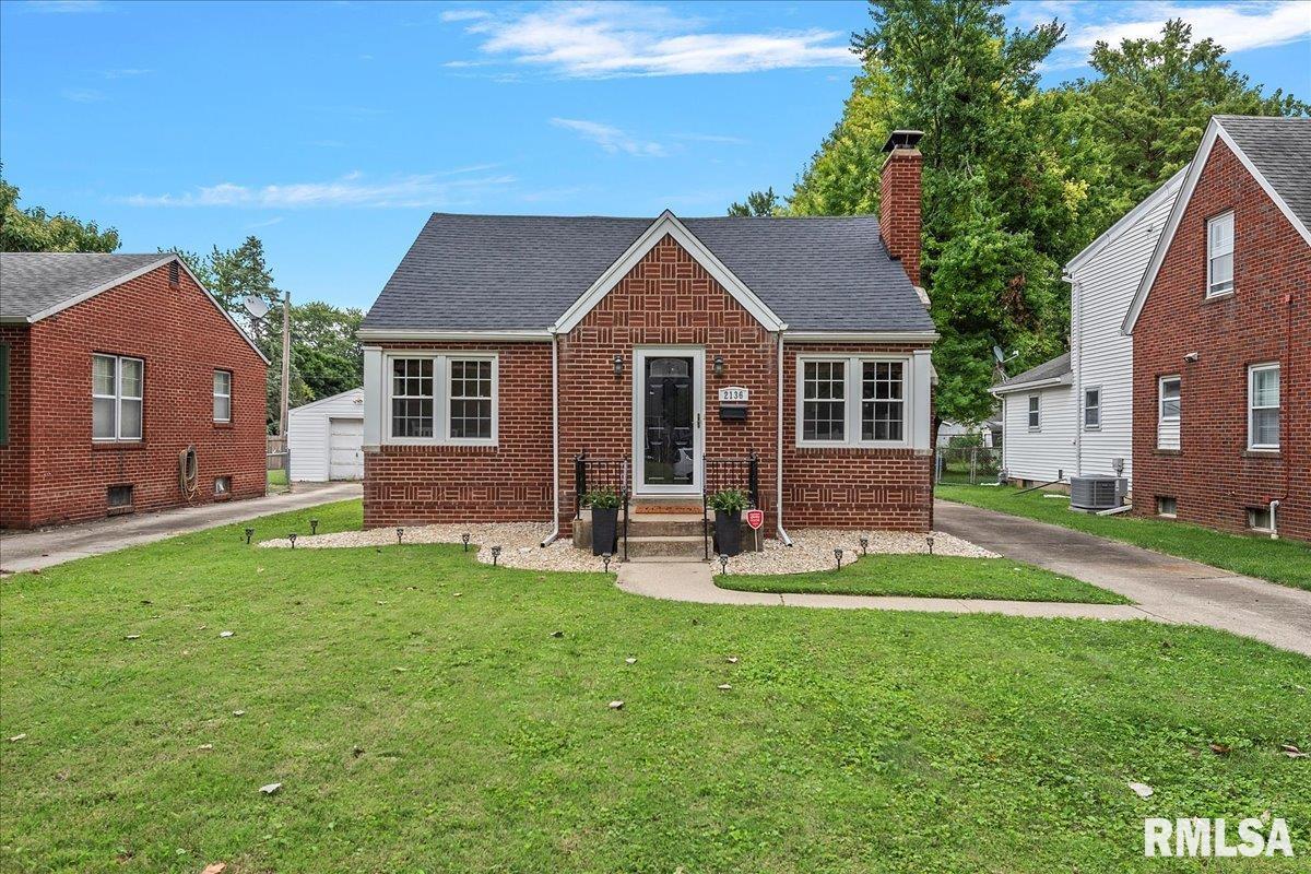 2136 South Walnut Street Springfield, IL 62704 - Photo 1 of 27