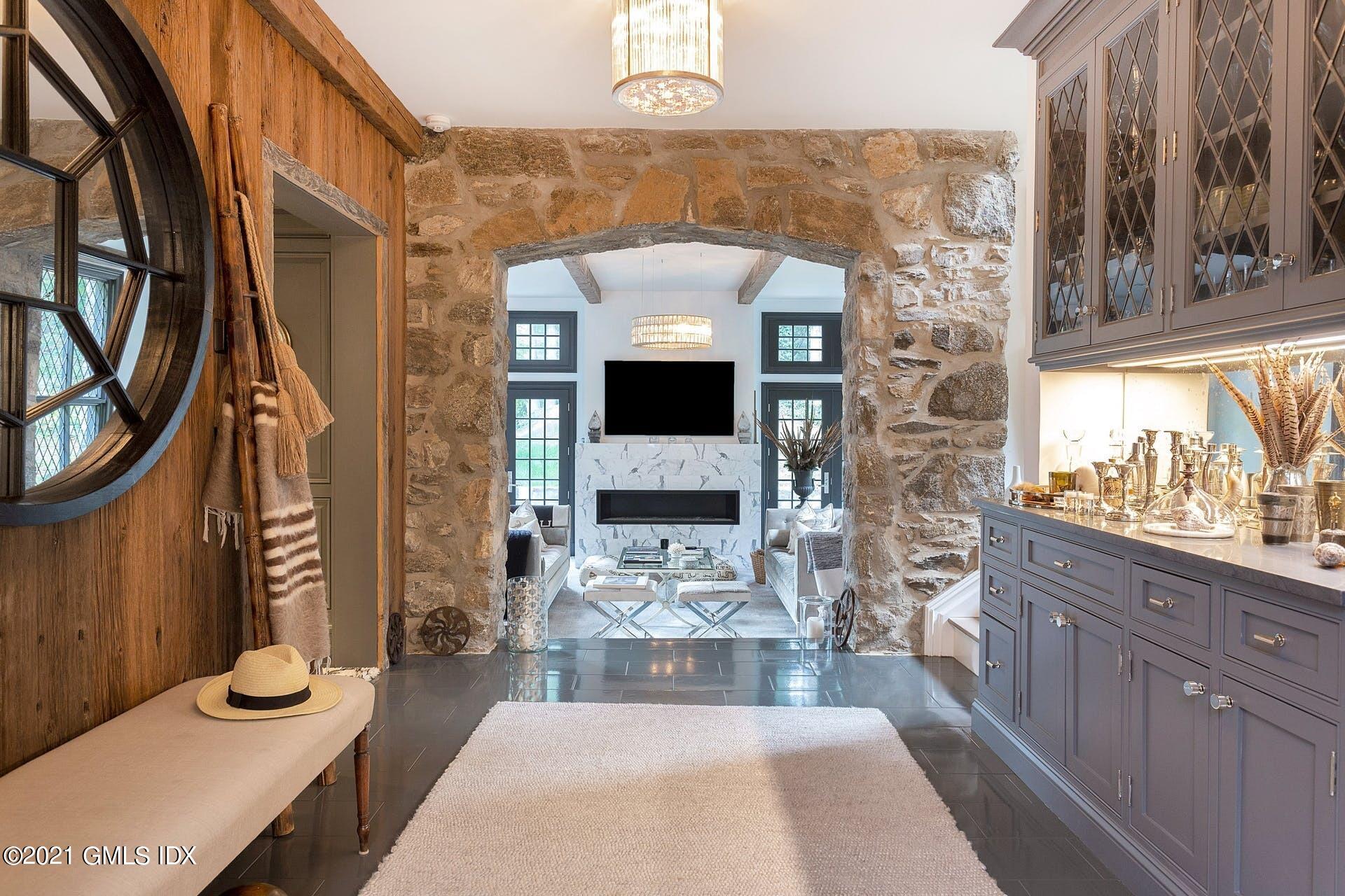 54 Pecksland Road Greenwich, CT 06831 - Photo 18 of 40 a view of a entryway