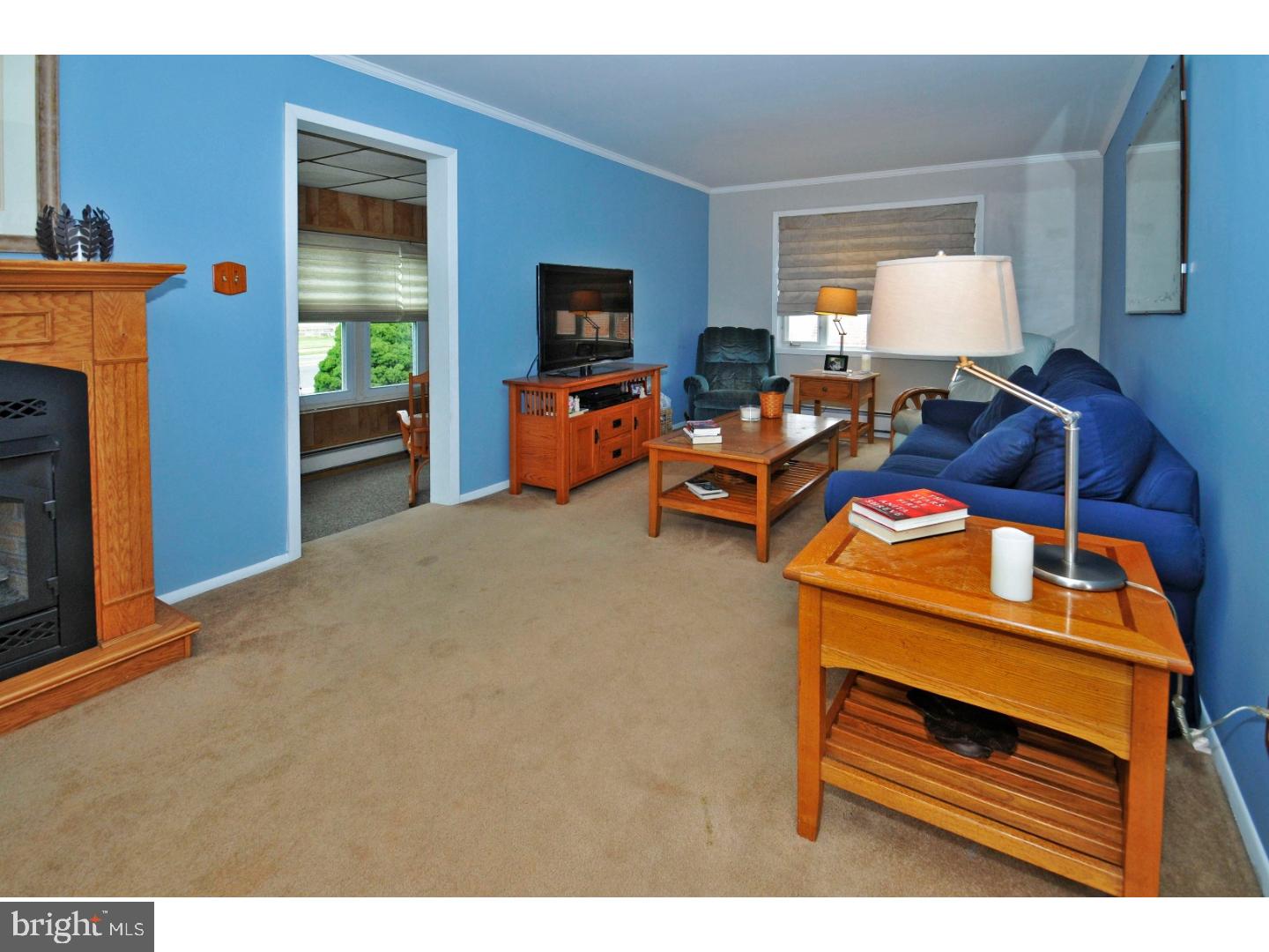 7727 Verree Road Philadelphia, PA 19111 - Photo 3 of 23 Living Room