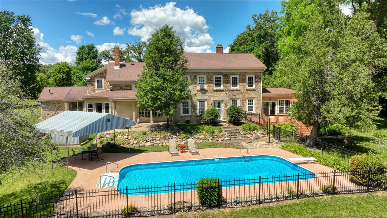 208 Glasgow Road Jackson, MI 49201 - Photo 1 of 99
