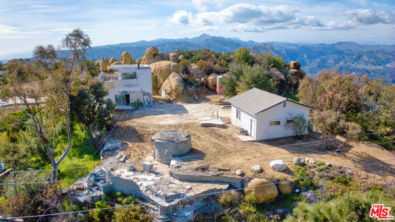 24641 Piuma Road Malibu, CA 90265 - Photo 4 of 40 a view of a houses with yard