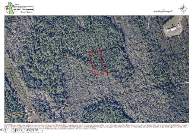 a bird view of a pathway