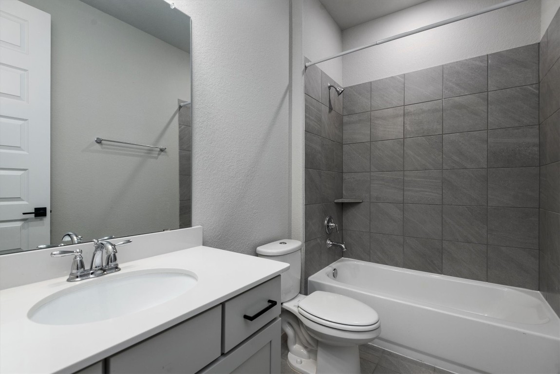 17828 Hanson Ridge Drive Montgomery, TX 77316 - Photo 33 of 47 a bathroom with a sink a toilet and shower