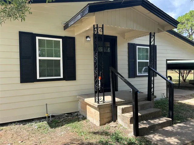 a view of a house with backyard and windows