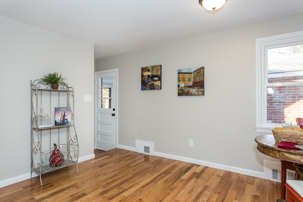 37 Lynebrook Road Springfield, MA 01118 - Photo 5 of 25 Gallery Image 5