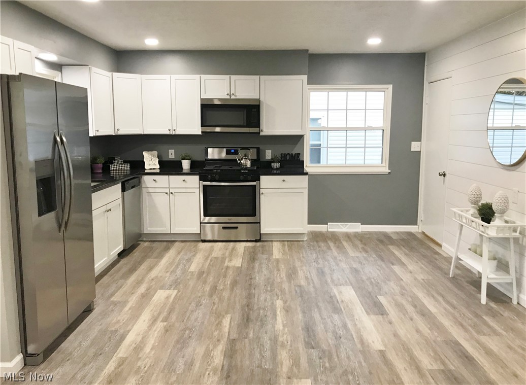 426 Lansing Road Akron, OH 44312 - Photo 4 of 34