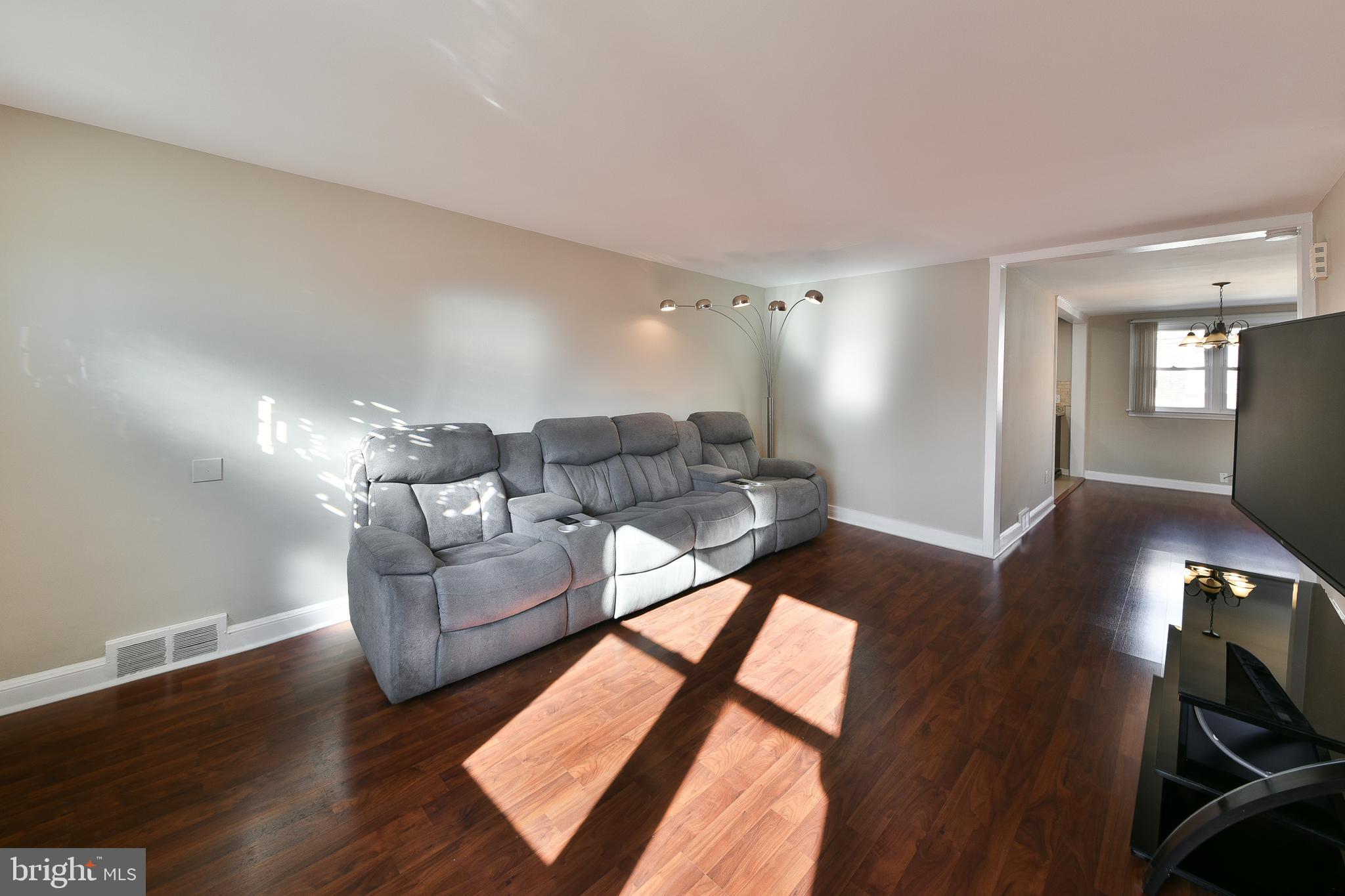 1377 Farrington Road Philadelphia, PA 19151 - Photo 5 of 21 Living Room