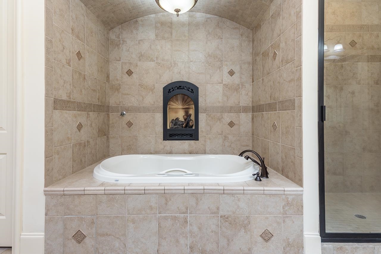 4600 Maple Glen Court Lakeland, TN 38002 - Photo 22 of 40 a bathroom with a tub