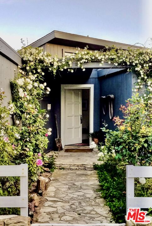 31533 Victoria Point Road Malibu, CA 90265 - Photo 15 of 16