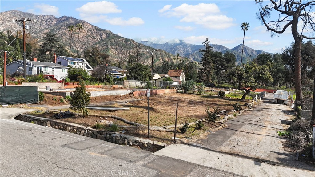 2560 Maiden Lane Altadena, CA 91001 - Photo 14 of 19 a outdoor space with lots of trees