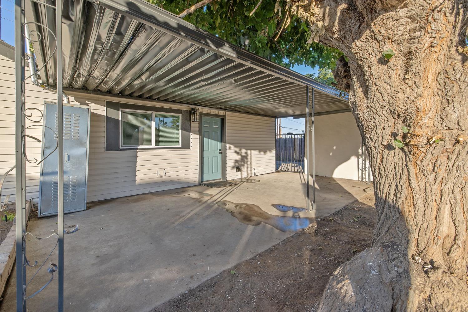 4722 East Florence Avenue Fresno, CA 93725 - Photo 40 of 51 a backyard of a house
