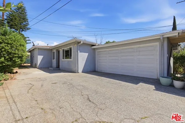a view of backyard of the house