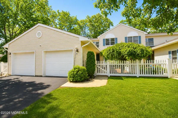 $495,000 | 6 Cherrywood Circle, Brick, NJ 08724
