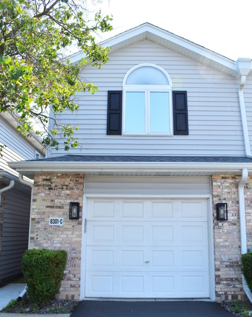 8301 High Point Circle, Unit C Darien, IL 60561 - Photo 4 of 35 a front view of a house with plants