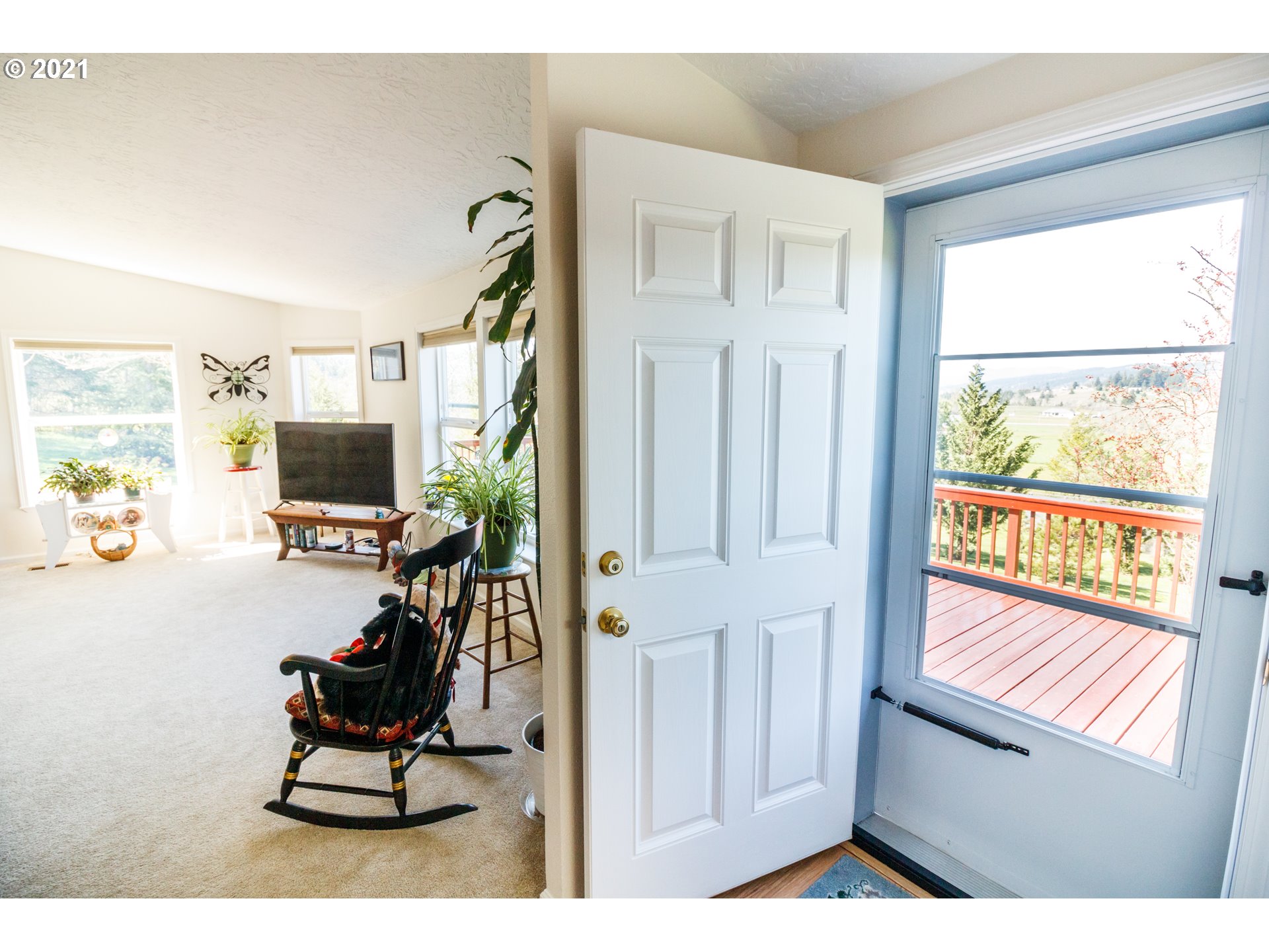 487 Fir Vista Road Sutherlin, OR 97479 - Photo 13 of 32 a living room with furniture a flat screen tv and a window