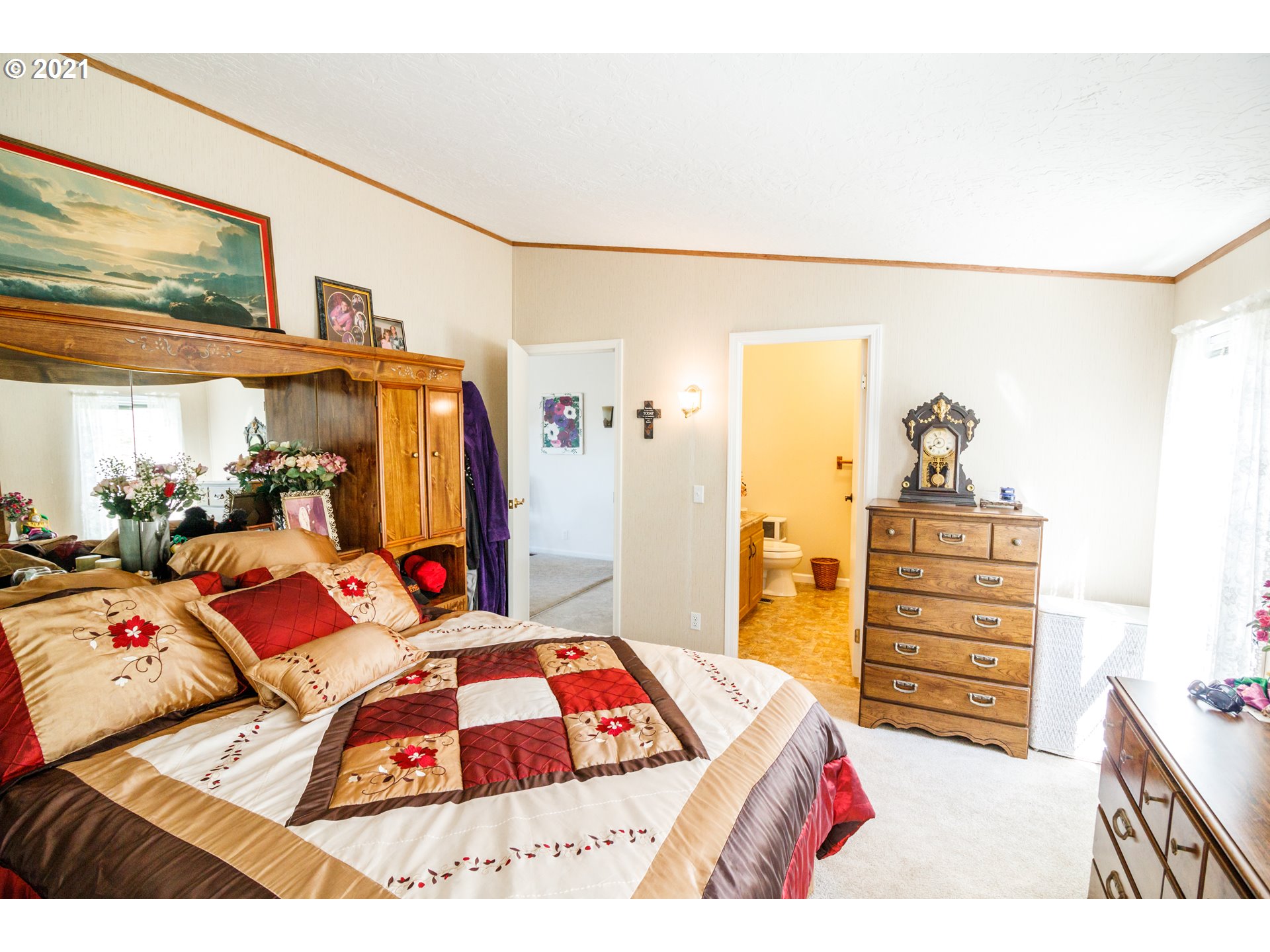 487 Fir Vista Road Sutherlin, OR 97479 - Photo 17 of 32 a bedroom with a bed and a dresser