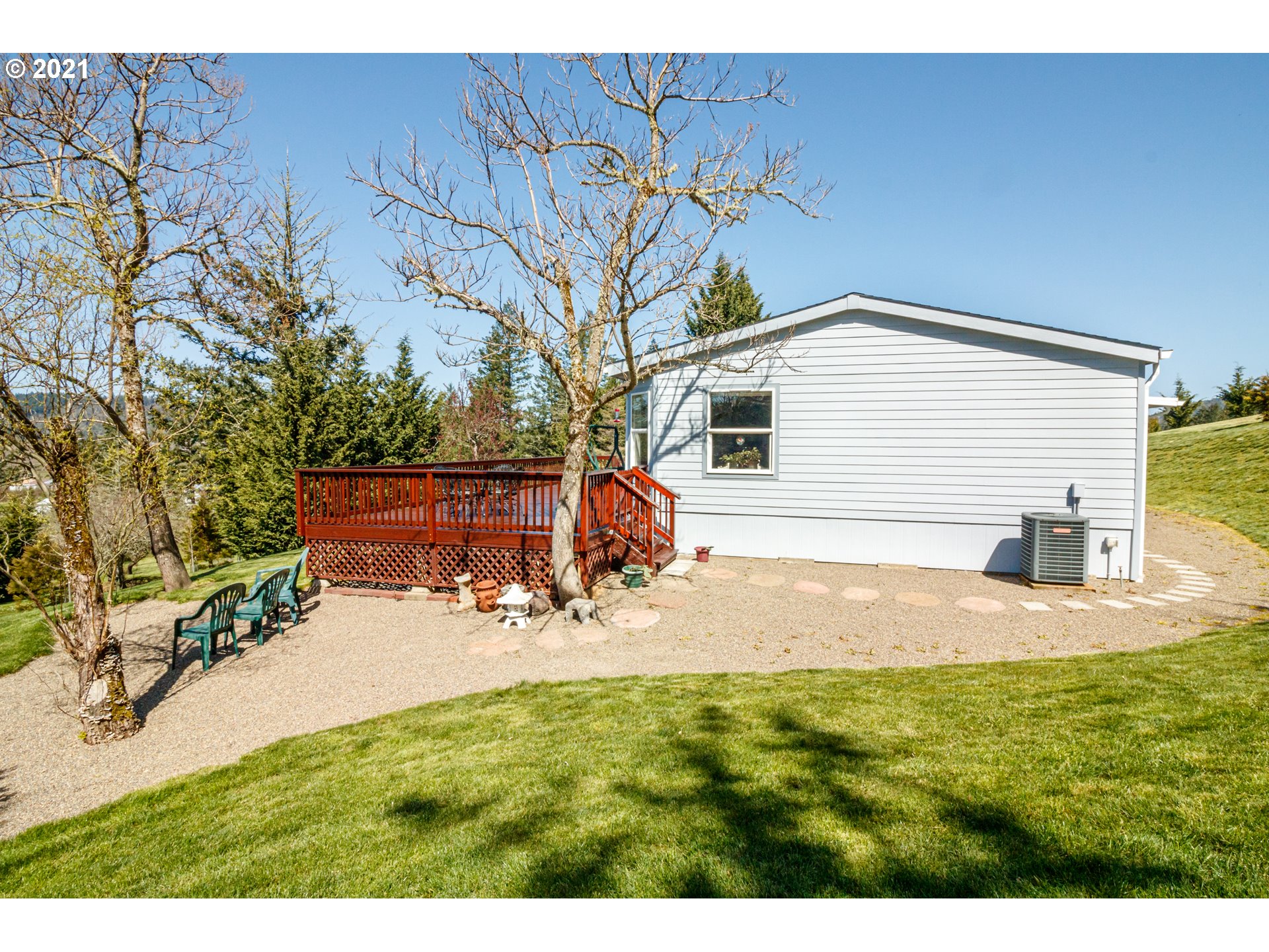 487 Fir Vista Road Sutherlin, OR 97479 - Photo 23 of 32 a backyard of a house with table and chairs