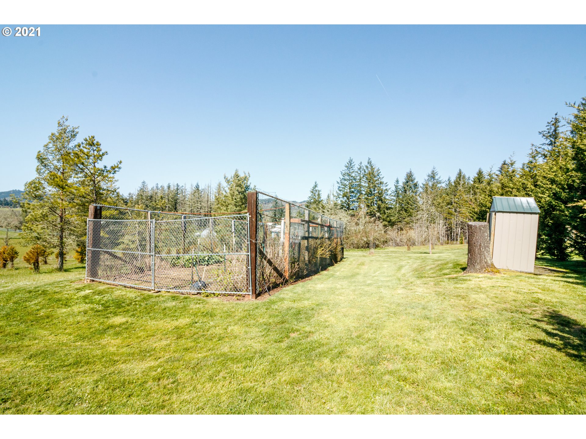 487 Fir Vista Road Sutherlin, OR 97479 - Photo 27 of 32 a swimming pool with an outdoor space and seating area