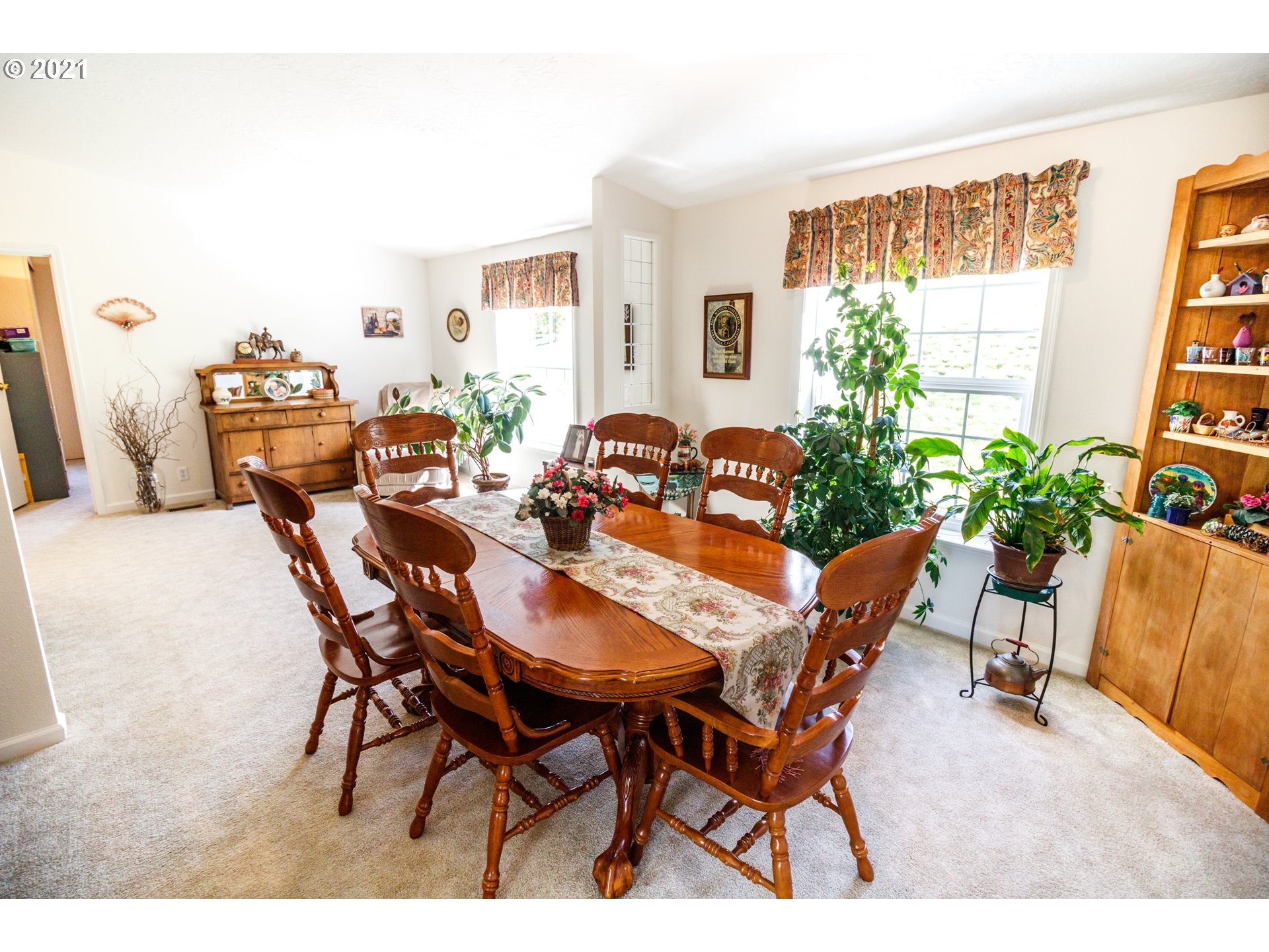 487 Fir Vista Road Sutherlin, OR 97479 - Photo 8 of 32 a dining room with furniture and a potted plant